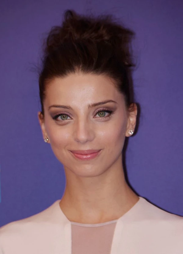 <strong>Angela Sarafyan</strong>. Bilde  David Shankbone.